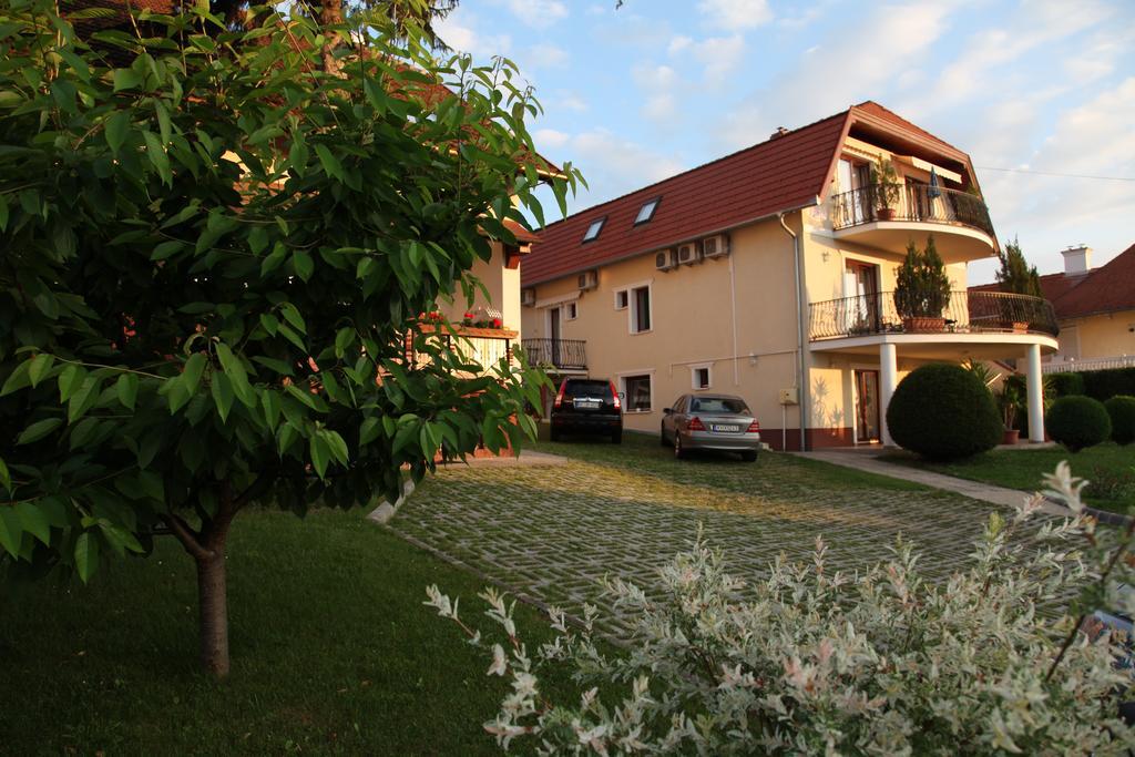Erika Apartmanhazak Hévíz Стая снимка