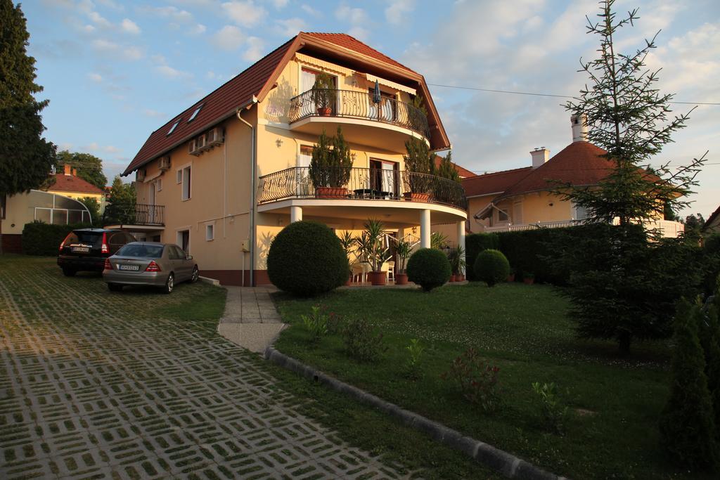 Erika Apartmanhazak Hévíz Стая снимка